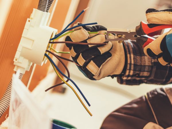 安全・快適なエアコン使用には専用工事が不可欠