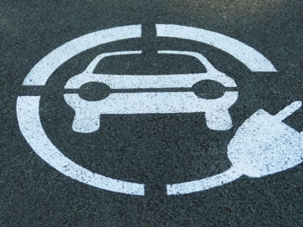 法人が利用できるEV補助金とは