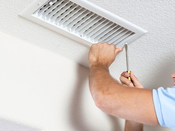 中間ダクトファンの交換を業者に依頼