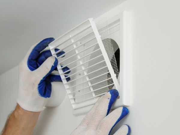 換気扇は修理と交換どちらがいい？