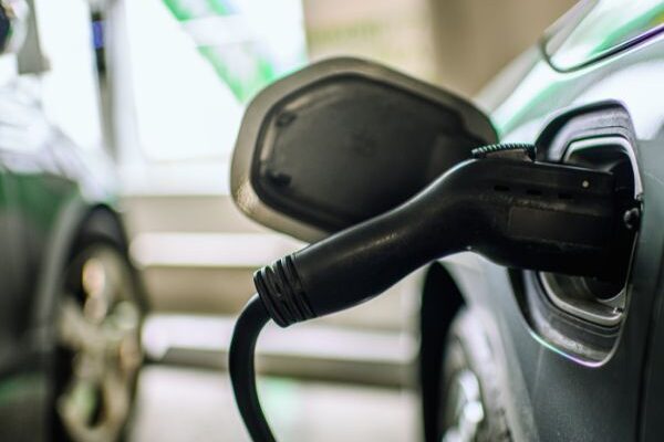 EV充電コンセントを自宅に設置できる？どんな流れ？どんなところに頼める？